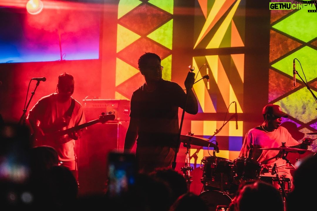 Emicida Instagram - Tem sido dias corridos. Mas gratificantes e de muito aprendizado também! Daqui a pouco atacamos em Miami. Mas só queria deixar registrado aqui o quanto Los angeles foi incrível ( thanks a lot @jazzisdead )e dizer para aquele menino lá do cachoeira, que um dia andou por aí, pra cima e pra baixo com um disco do Wu tang Clan nas mãos, que a continuidade dele pode trombar o Rza no estúdio e dizer a ele, as coisas que o menininho sonhava dizer se um dia acontecesse! Obrigado thank you gracias ありがと