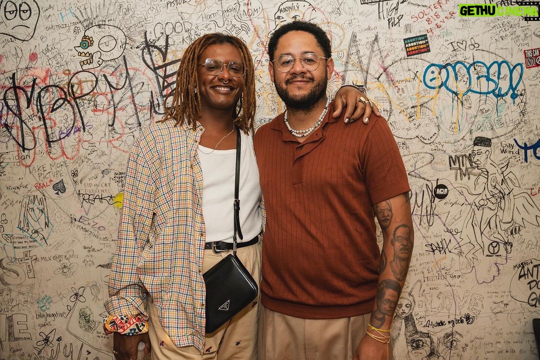 Emicida Instagram - Tem sido dias corridos. Mas gratificantes e de muito aprendizado também! Daqui a pouco atacamos em Miami. Mas só queria deixar registrado aqui o quanto Los angeles foi incrível ( thanks a lot @jazzisdead )e dizer para aquele menino lá do cachoeira, que um dia andou por aí, pra cima e pra baixo com um disco do Wu tang Clan nas mãos, que a continuidade dele pode trombar o Rza no estúdio e dizer a ele, as coisas que o menininho sonhava dizer se um dia acontecesse! Obrigado thank you gracias ありがと