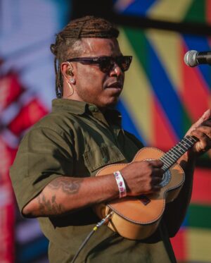Emicida Instagram - Após 10 anos, voltamos aos Estados Unidos. 
Tocamos domingo no central park, no famoso Summerstage, dentro da programação do Infinito festival ( aliás, assisti Elis e Tom no festival e PQP apenas assistam se tiverem a oportunidade) Foi uma tarde maravilhosa e para uma platéia também maravilhosa. 
Em 2011, gravamos aqui nosso Ep, doozicabraba e a revolução silenciosa, poder voltar a cidade, após tantos anos e fazer um concerto como esse é a realização de um sonho. 
Com passinhos de formiga, mas sempre sólidos, vamos pelo mundo partilhando o que temos de melhor! 
Obrigado time, obrigado @lab_fantasma obrigado a vocês que nos acompanham. 
A tour Amar Elo, continua na américa do norte, hoje estamos em los Angeles no @jazzisdead vamos!!❤️🌿

Fotos: @orelhafotos
Acervo: @lab_fantasma