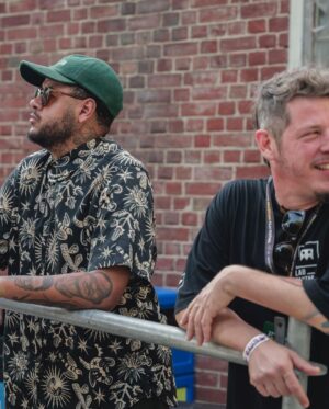 Emicida Instagram - Após 10 anos, voltamos aos Estados Unidos. 
Tocamos domingo no central park, no famoso Summerstage, dentro da programação do Infinito festival ( aliás, assisti Elis e Tom no festival e PQP apenas assistam se tiverem a oportunidade) Foi uma tarde maravilhosa e para uma platéia também maravilhosa. 
Em 2011, gravamos aqui nosso Ep, doozicabraba e a revolução silenciosa, poder voltar a cidade, após tantos anos e fazer um concerto como esse é a realização de um sonho. 
Com passinhos de formiga, mas sempre sólidos, vamos pelo mundo partilhando o que temos de melhor! 
Obrigado time, obrigado @lab_fantasma obrigado a vocês que nos acompanham. 
A tour Amar Elo, continua na américa do norte, hoje estamos em los Angeles no @jazzisdead vamos!!❤️🌿

Fotos: @orelhafotos
Acervo: @lab_fantasma
