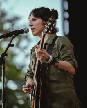 Emicida Instagram - Após 10 anos, voltamos aos Estados Unidos. 
Tocamos domingo no central park, no famoso Summerstage, dentro da programação do Infinito festival ( aliás, assisti Elis e Tom no festival e PQP apenas assistam se tiverem a oportunidade) Foi uma tarde maravilhosa e para uma platéia também maravilhosa. 
Em 2011, gravamos aqui nosso Ep, doozicabraba e a revolução silenciosa, poder voltar a cidade, após tantos anos e fazer um concerto como esse é a realização de um sonho. 
Com passinhos de formiga, mas sempre sólidos, vamos pelo mundo partilhando o que temos de melhor! 
Obrigado time, obrigado @lab_fantasma obrigado a vocês que nos acompanham. 
A tour Amar Elo, continua na américa do norte, hoje estamos em los Angeles no @jazzisdead vamos!!❤️🌿

Fotos: @orelhafotos
Acervo: @lab_fantasma