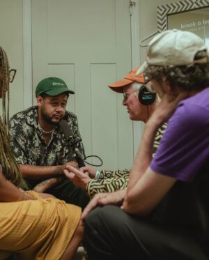 Emicida Instagram - Após 10 anos, voltamos aos Estados Unidos. 
Tocamos domingo no central park, no famoso Summerstage, dentro da programação do Infinito festival ( aliás, assisti Elis e Tom no festival e PQP apenas assistam se tiverem a oportunidade) Foi uma tarde maravilhosa e para uma platéia também maravilhosa. 
Em 2011, gravamos aqui nosso Ep, doozicabraba e a revolução silenciosa, poder voltar a cidade, após tantos anos e fazer um concerto como esse é a realização de um sonho. 
Com passinhos de formiga, mas sempre sólidos, vamos pelo mundo partilhando o que temos de melhor! 
Obrigado time, obrigado @lab_fantasma obrigado a vocês que nos acompanham. 
A tour Amar Elo, continua na américa do norte, hoje estamos em los Angeles no @jazzisdead vamos!!❤️🌿

Fotos: @orelhafotos
Acervo: @lab_fantasma