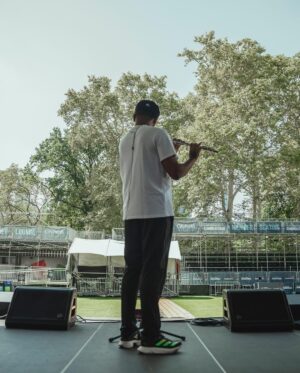 Emicida Instagram - Após 10 anos, voltamos aos Estados Unidos. 
Tocamos domingo no central park, no famoso Summerstage, dentro da programação do Infinito festival ( aliás, assisti Elis e Tom no festival e PQP apenas assistam se tiverem a oportunidade) Foi uma tarde maravilhosa e para uma platéia também maravilhosa. 
Em 2011, gravamos aqui nosso Ep, doozicabraba e a revolução silenciosa, poder voltar a cidade, após tantos anos e fazer um concerto como esse é a realização de um sonho. 
Com passinhos de formiga, mas sempre sólidos, vamos pelo mundo partilhando o que temos de melhor! 
Obrigado time, obrigado @lab_fantasma obrigado a vocês que nos acompanham. 
A tour Amar Elo, continua na américa do norte, hoje estamos em los Angeles no @jazzisdead vamos!!❤️🌿

Fotos: @orelhafotos
Acervo: @lab_fantasma