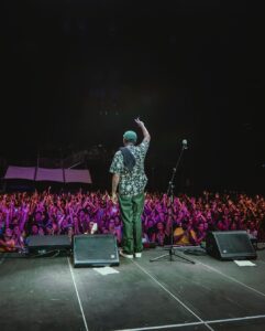 Emicida Instagram - Após 10 anos, voltamos aos Estados Unidos. Tocamos domingo no central park, no famoso Summerstage, dentro da programação do Infinito festival ( aliás, assisti Elis e Tom no festival e PQP apenas assistam se tiverem a oportunidade) Foi uma tarde maravilhosa e para uma platéia também maravilhosa. Em 2011, gravamos aqui nosso Ep, doozicabraba e a revolução silenciosa, poder voltar a cidade, após tantos anos e fazer um concerto como esse é a realização de um sonho. Com passinhos de formiga, mas sempre sólidos, vamos pelo mundo partilhando o que temos de melhor! Obrigado time, obrigado @lab_fantasma obrigado a vocês que nos acompanham. A tour Amar Elo, continua na américa do norte, hoje estamos em los Angeles no @jazzisdead vamos!!❤️🌿 Fotos: @orelhafotos Acervo: @lab_fantasma New York, New York