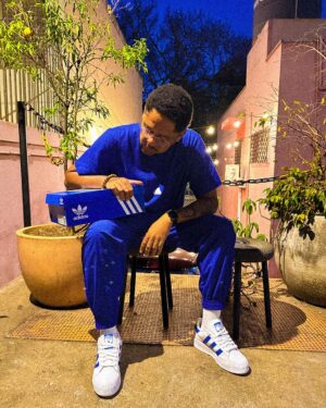 Emicida Instagram - O ícone tá de cara nova! @adidasbrasil e #SuperstarXLG 💛

📸 @julioproduz
Acervo: @lab_fantasma

#criadocomadidas #Publicidade