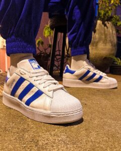 Emicida Instagram - O ícone tá de cara nova! @adidasbrasil e #SuperstarXLG 💛 📸 @julioproduz Acervo: @lab_fantasma #criadocomadidas #Publicidade