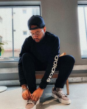 Emicida Instagram - Mais um para a coleção! O novo @badbunnypr Campus Chalky Brown tá na rua! 🎶

#criadocomadidas #publicidade