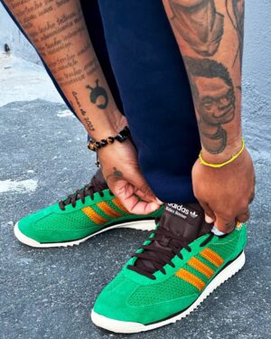 Emicida Instagram - Esse drop da @adidasbrasil com @walesbonner tá impecável! Muita sensibilidade e bom gosto da @walesbonner no desenho das peças 🔥

📸 @julioproduz
Acervo: @lab_fantasma 

#criadocomadidas #publicidade