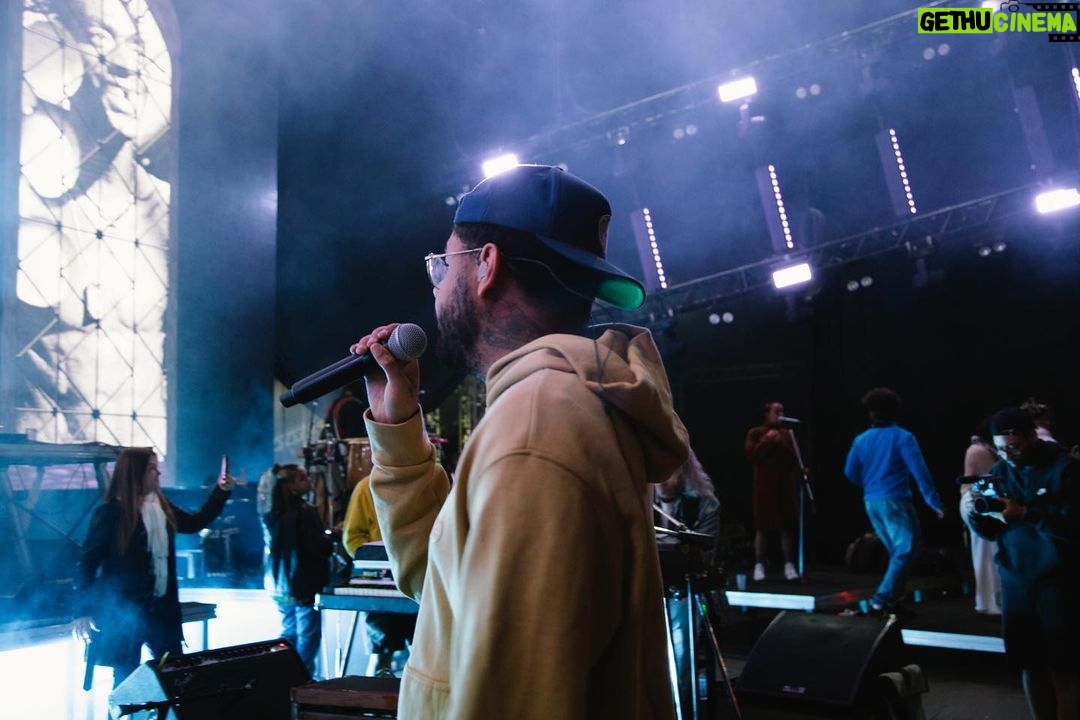 Emicida Instagram - Tudo pronto pra hoje João Rock, embora seja suspeito pra falar, esse show está emocionante. Um dos mais bonitos que já montamos. Ao lado de Marcos valle, rashid e drik tudo fica mais bonito ainda! Aguardamos vcs as 22:10 📸: @ibcardoso / @irmaosdelgado_ Acervo: @lab_fantasma