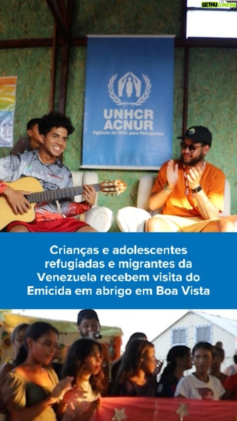Emicida Instagram - 📍 Abrigo Pricumã, Boa Vista, Roraima Crianças e adolescentes refugiados e migrantes da Venezuela receberam a visita especial do rapper @emicida a convite do @acnurbrasil. Lá o artista teve a chance de ver de perto como é o acolhimento de venezuelanos, assistiu a apresentações de rap e de coral de meninos e meninas abrigados, além de rimar com eles. A cultura é um grande caminho para a integração de venezuelanos no Brasil. Quando a música entra em campo, somem as diferenças, somam-se conexões. 🎶 “É a fusão de dois irmãos, sabe? Brasil, Venezuela. Colados pela floresta, pelo rio...”, cantou Emicida. @fraternidadesemfronteiras