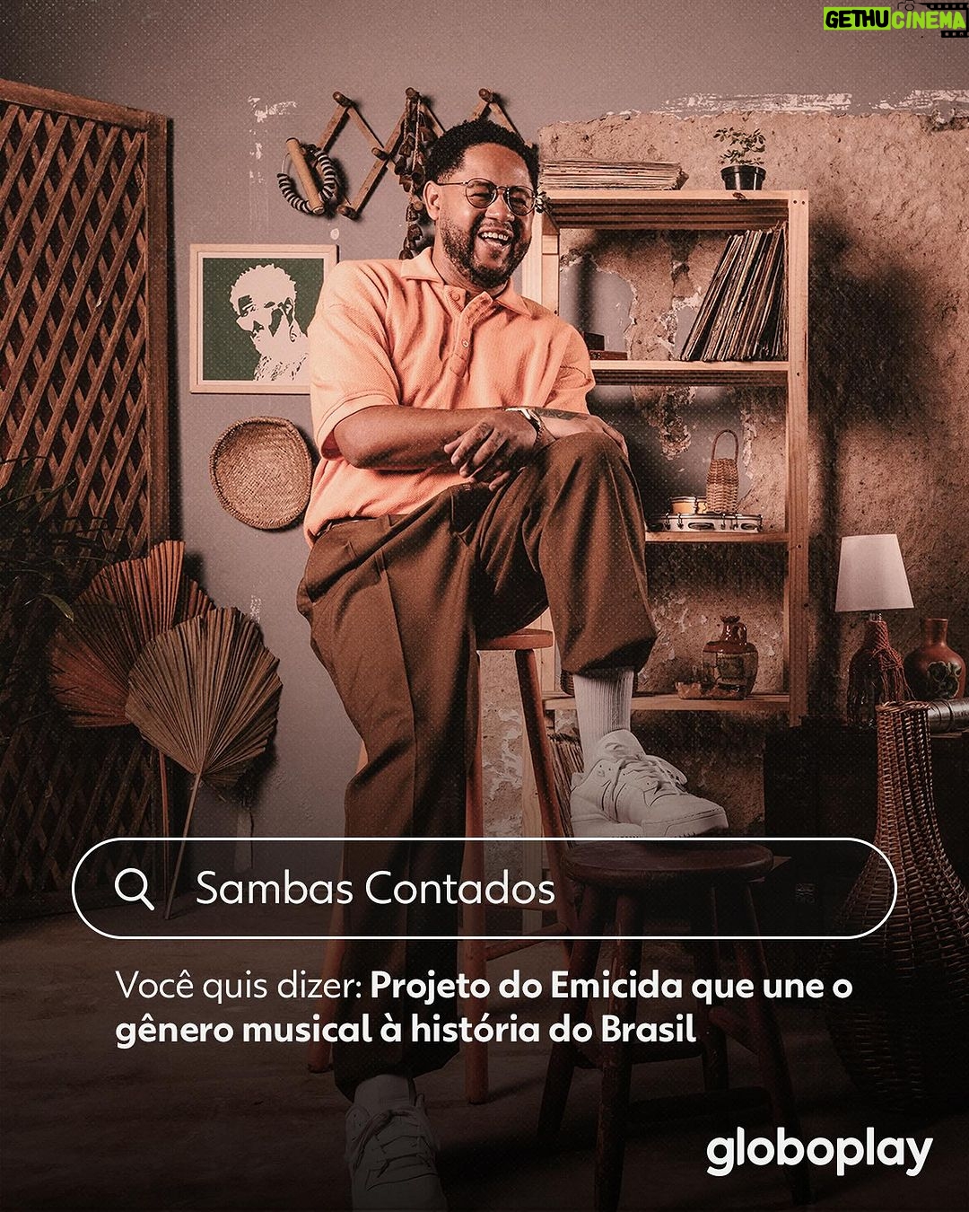 Emicida Instagram - #SambasContados é o meu mais novo podcast original feito juntamente com @lab_fantasma e ninguém mais, ninguém menos que @emicida. Serão 10 episódios de segunda a sexta por duas semanas. Estreia no dia 11/03. Vem dar play com a gente 😉▶️ #PraTodosVerem: Carrossel com imagens do cantor Emicida no novo podcast Original Globoplay, Sambas Contados. Em cada uma, há uma arte semelhante a um mecanismo de pesquisa na internet, em que se procura o significado de “Sambas Contados” e o resultado mostra várias definições. Na primeira imagem, a definição é: Série em áudio que mergulha na história do samba, exaltando os seus precursores Emicida está de óculos escuros e com a mão na cabeça. Na segunda imagem, a definição é: Projeto do Emicida que une o gênero musical à história do Brasil. Emicida está sorridente, sentado em um banco se inclinando para trás e com um dos pés em outro banco. Na terceira imagem, a definição é: Podcast que conecta o samba a diversas manifestações artísticas Emicida está sentado atrás de uma mesa, de óculos escuros e com fósforo nas mãos. Na quarta imagem, a definição é: Episódios com trilha sonora assinada pela dupla ‘Os Prettos’ Emicida está sentado em uma cadeira de barbearia com um pente no estilo garfo em uma mão e um espelho na outra. Na última imagem, a definição é: Homenagem ao legado de Leci Brandão, Adoniran Barbosa, Dona Ivone Lara e outros artistas Emicida está sentado com um cotovelo na mesa, de óculos escuro e colocando uma das mãos na cabeça.