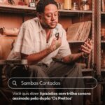 Emicida Instagram - #SambasContados é o meu mais novo podcast original feito juntamente com @lab_fantasma e ninguém mais, ninguém menos que @emicida. Serão 10 episódios de segunda a sexta por duas semanas. Estreia no dia 11/03. Vem dar play com a gente 😉▶️ #PraTodosVerem: Carrossel com imagens do cantor Emicida no novo podcast Original Globoplay, Sambas Contados. Em cada uma, há uma arte semelhante a um mecanismo de pesquisa na internet, em que se procura o significado de “Sambas Contados” e o resultado mostra várias definições. Na primeira imagem, a definição é: Série em áudio que mergulha na história do samba, exaltando os seus precursores Emicida está de óculos escuros e com a mão na cabeça. Na segunda imagem, a definição é: Projeto do Emicida que une o gênero musical à história do Brasil. Emicida está sorridente, sentado em um banco se inclinando para trás e com um dos pés em outro banco. Na terceira imagem, a definição é: Podcast que conecta o samba a diversas manifestações artísticas Emicida está sentado atrás de uma mesa, de óculos escuros e com fósforo nas mãos. Na quarta imagem, a definição é: Episódios com trilha sonora assinada pela dupla ‘Os Prettos’ Emicida está sentado em uma cadeira de barbearia com um pente no estilo garfo em uma mão e um espelho na outra. Na última imagem, a definição é: Homenagem ao legado de Leci Brandão, Adoniran Barbosa, Dona Ivone Lara e outros artistas Emicida está sentado com um cotovelo na mesa, de óculos escuro e colocando uma das mãos na cabeça.