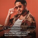 Emicida Instagram - #SambasContados é o meu mais novo podcast original feito juntamente com @lab_fantasma e ninguém mais, ninguém menos que @emicida. Serão 10 episódios de segunda a sexta por duas semanas. Estreia no dia 11/03. Vem dar play com a gente 😉▶️ #PraTodosVerem: Carrossel com imagens do cantor Emicida no novo podcast Original Globoplay, Sambas Contados. Em cada uma, há uma arte semelhante a um mecanismo de pesquisa na internet, em que se procura o significado de “Sambas Contados” e o resultado mostra várias definições. Na primeira imagem, a definição é: Série em áudio que mergulha na história do samba, exaltando os seus precursores Emicida está de óculos escuros e com a mão na cabeça. Na segunda imagem, a definição é: Projeto do Emicida que une o gênero musical à história do Brasil. Emicida está sorridente, sentado em um banco se inclinando para trás e com um dos pés em outro banco. Na terceira imagem, a definição é: Podcast que conecta o samba a diversas manifestações artísticas Emicida está sentado atrás de uma mesa, de óculos escuros e com fósforo nas mãos. Na quarta imagem, a definição é: Episódios com trilha sonora assinada pela dupla ‘Os Prettos’ Emicida está sentado em uma cadeira de barbearia com um pente no estilo garfo em uma mão e um espelho na outra. Na última imagem, a definição é: Homenagem ao legado de Leci Brandão, Adoniran Barbosa, Dona Ivone Lara e outros artistas Emicida está sentado com um cotovelo na mesa, de óculos escuro e colocando uma das mãos na cabeça.