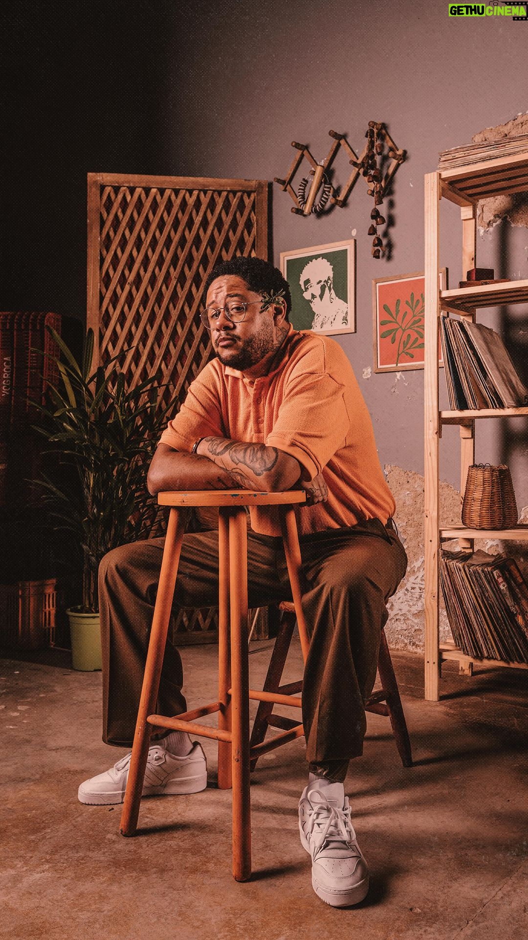 Emicida - 42.1K Likes - Não tem como falar sobre a história de qualquer gênero musical no Brasil sem antes passar pelo samba! No podcast Sambas Contados, em parceria com a @globoplay, vamos contar um pouco mais sobre a jornada de alguns dos principais mestres sambistas que nos trouxeram até aqui.
O primeiro EP já tá disponível em todas as plataformas digitais, Vão lá ouvir e depois me contem o que acharam, firmão? Link no story.