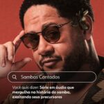 Emicida Instagram - #SambasContados é o meu mais novo podcast original feito juntamente com @lab_fantasma e ninguém mais, ninguém menos que @emicida. Serão 10 episódios de segunda a sexta por duas semanas. Estreia no dia 11/03. Vem dar play com a gente 😉▶️ #PraTodosVerem: Carrossel com imagens do cantor Emicida no novo podcast Original Globoplay, Sambas Contados. Em cada uma, há uma arte semelhante a um mecanismo de pesquisa na internet, em que se procura o significado de “Sambas Contados” e o resultado mostra várias definições. Na primeira imagem, a definição é: Série em áudio que mergulha na história do samba, exaltando os seus precursores Emicida está de óculos escuros e com a mão na cabeça. Na segunda imagem, a definição é: Projeto do Emicida que une o gênero musical à história do Brasil. Emicida está sorridente, sentado em um banco se inclinando para trás e com um dos pés em outro banco. Na terceira imagem, a definição é: Podcast que conecta o samba a diversas manifestações artísticas Emicida está sentado atrás de uma mesa, de óculos escuros e com fósforo nas mãos. Na quarta imagem, a definição é: Episódios com trilha sonora assinada pela dupla ‘Os Prettos’ Emicida está sentado em uma cadeira de barbearia com um pente no estilo garfo em uma mão e um espelho na outra. Na última imagem, a definição é: Homenagem ao legado de Leci Brandão, Adoniran Barbosa, Dona Ivone Lara e outros artistas Emicida está sentado com um cotovelo na mesa, de óculos escuro e colocando uma das mãos na cabeça.