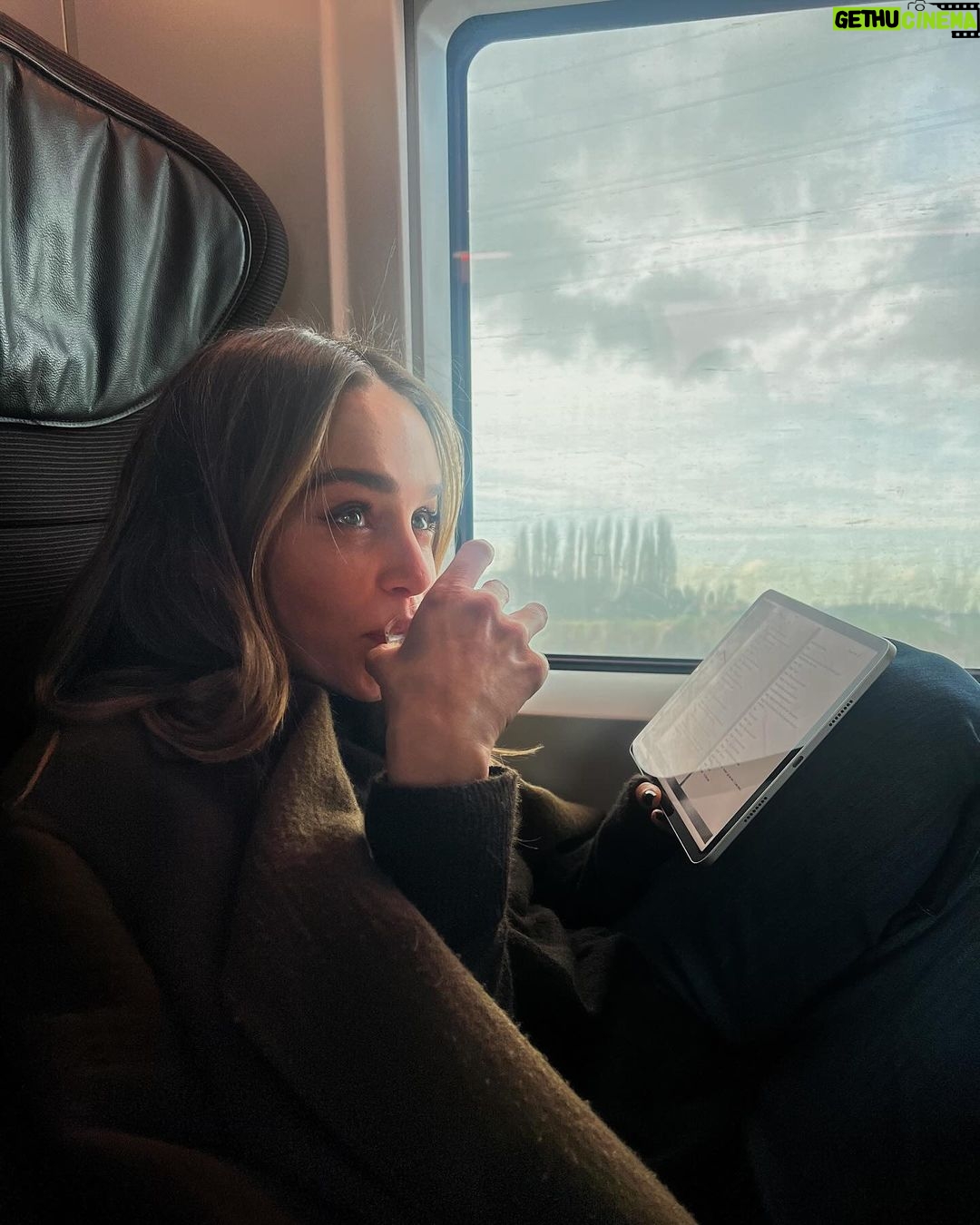 Emilia Clarke Instagram - Well THAT WAS FUN! @loewe thank you not only for sitting me by MEG motherloving RYAN (I have now completed life). The vibes were immaculate, the chateau was stunning, the clothes were beautiful and the people were inspiring… and there was a magician. A fashion show that felt truly genuine. Praise be to Jonathan and Loewe 👏😘 #MEGRYANPEOPLE!!! #everythingicoulddonottoquotehermoviesather #thankgodmyboobdidntpopoutofthatoutfit