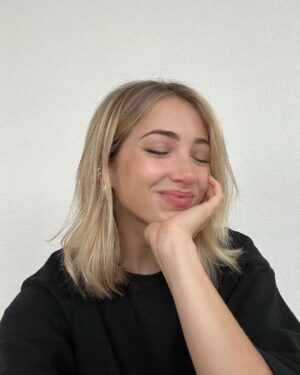 Emily Rudd Instagram - very special week (& a morning-after moment from a very special night last year) 🧡 thank u for all the love. lovin u right back