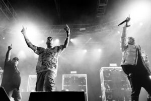 Emis Killa Instagram - E anche la seconda data di Milano è andata. Tornare sul palco è stato incredibile. Grazie agli ospiti che sono venuti a suonare con noi, agli amici che ci sono passati a trovare e soprattutto grazie a voi che ci avete fatto esplodere i timpani. 🔊 17 babeeeeee.