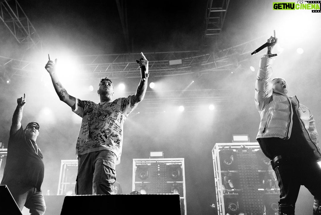 Emis Killa - 108.9K Likes - E anche la seconda data di Milano è andata. Tornare sul palco è stato incredibile. Grazie agli ospiti che sono venuti a suonare con noi, agli amici che ci sono passati a trovare e soprattutto grazie a voi che ci avete fatto esplodere i timpani. 🔊 17 babeeeeee.