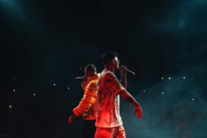 Emis Killa Instagram - E anche la seconda data di Milano è andata. Tornare sul palco è stato incredibile. Grazie agli ospiti che sono venuti a suonare con noi, agli amici che ci sono passati a trovare e soprattutto grazie a voi che ci avete fatto esplodere i timpani. 🔊 17 babeeeeee.