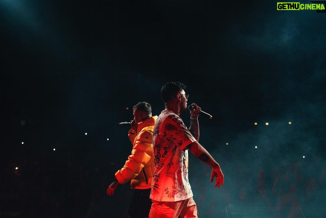 Emis Killa - 108.9K Likes - E anche la seconda data di Milano è andata. Tornare sul palco è stato incredibile. Grazie agli ospiti che sono venuti a suonare con noi, agli amici che ci sono passati a trovare e soprattutto grazie a voi che ci avete fatto esplodere i timpani. 🔊 17 babeeeeee.