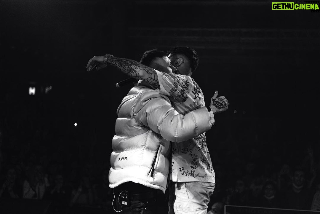 Emis Killa - 108.9K Likes - E anche la seconda data di Milano è andata. Tornare sul palco è stato incredibile. Grazie agli ospiti che sono venuti a suonare con noi, agli amici che ci sono passati a trovare e soprattutto grazie a voi che ci avete fatto esplodere i timpani. 🔊 17 babeeeeee.