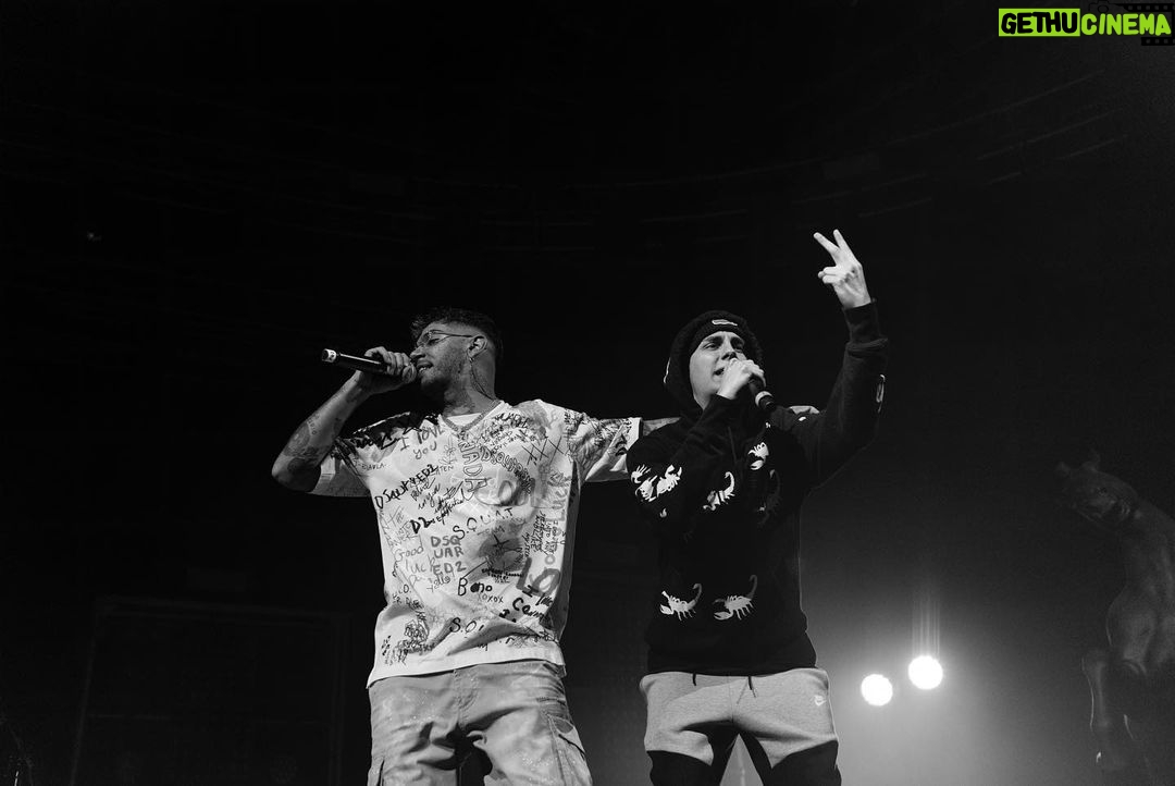 Emis Killa - 108.9K Likes - E anche la seconda data di Milano è andata. Tornare sul palco è stato incredibile. Grazie agli ospiti che sono venuti a suonare con noi, agli amici che ci sono passati a trovare e soprattutto grazie a voi che ci avete fatto esplodere i timpani. 🔊 17 babeeeeee.