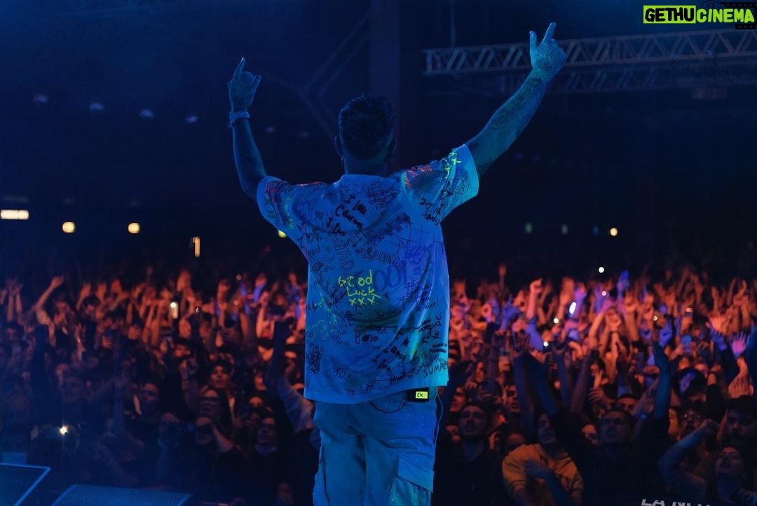 Emis Killa - 108.9K Likes - E anche la seconda data di Milano è andata. Tornare sul palco è stato incredibile. Grazie agli ospiti che sono venuti a suonare con noi, agli amici che ci sono passati a trovare e soprattutto grazie a voi che ci avete fatto esplodere i timpani. 🔊 17 babeeeeee.