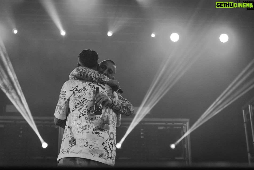 Emis Killa - 108.9K Likes - E anche la seconda data di Milano è andata. Tornare sul palco è stato incredibile. Grazie agli ospiti che sono venuti a suonare con noi, agli amici che ci sono passati a trovare e soprattutto grazie a voi che ci avete fatto esplodere i timpani. 🔊 17 babeeeeee.