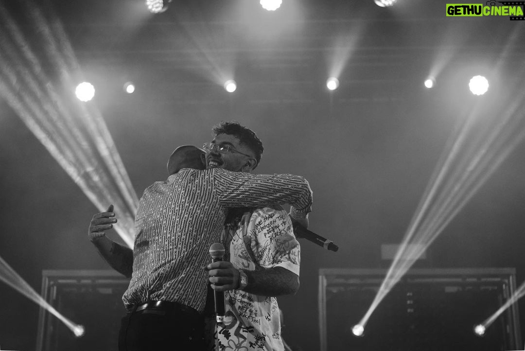 Emis Killa - 108.9K Likes - E anche la seconda data di Milano è andata. Tornare sul palco è stato incredibile. Grazie agli ospiti che sono venuti a suonare con noi, agli amici che ci sono passati a trovare e soprattutto grazie a voi che ci avete fatto esplodere i timpani. 🔊 17 babeeeeee.