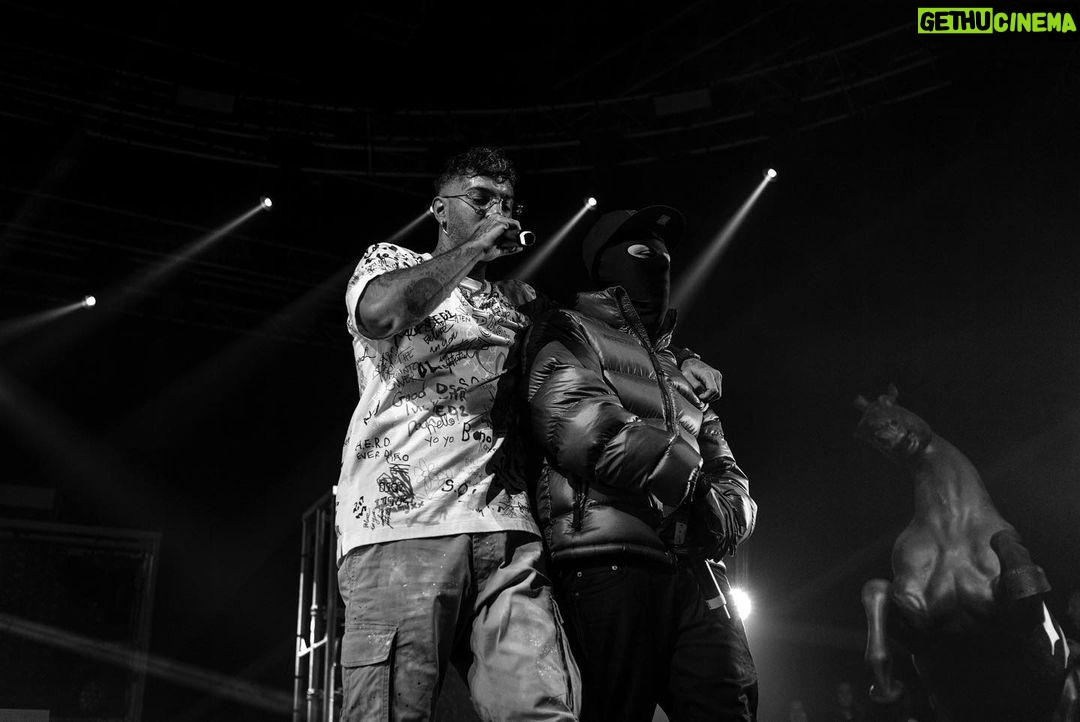 Emis Killa - 108.9K Likes - E anche la seconda data di Milano è andata. Tornare sul palco è stato incredibile. Grazie agli ospiti che sono venuti a suonare con noi, agli amici che ci sono passati a trovare e soprattutto grazie a voi che ci avete fatto esplodere i timpani. 🔊 17 babeeeeee.