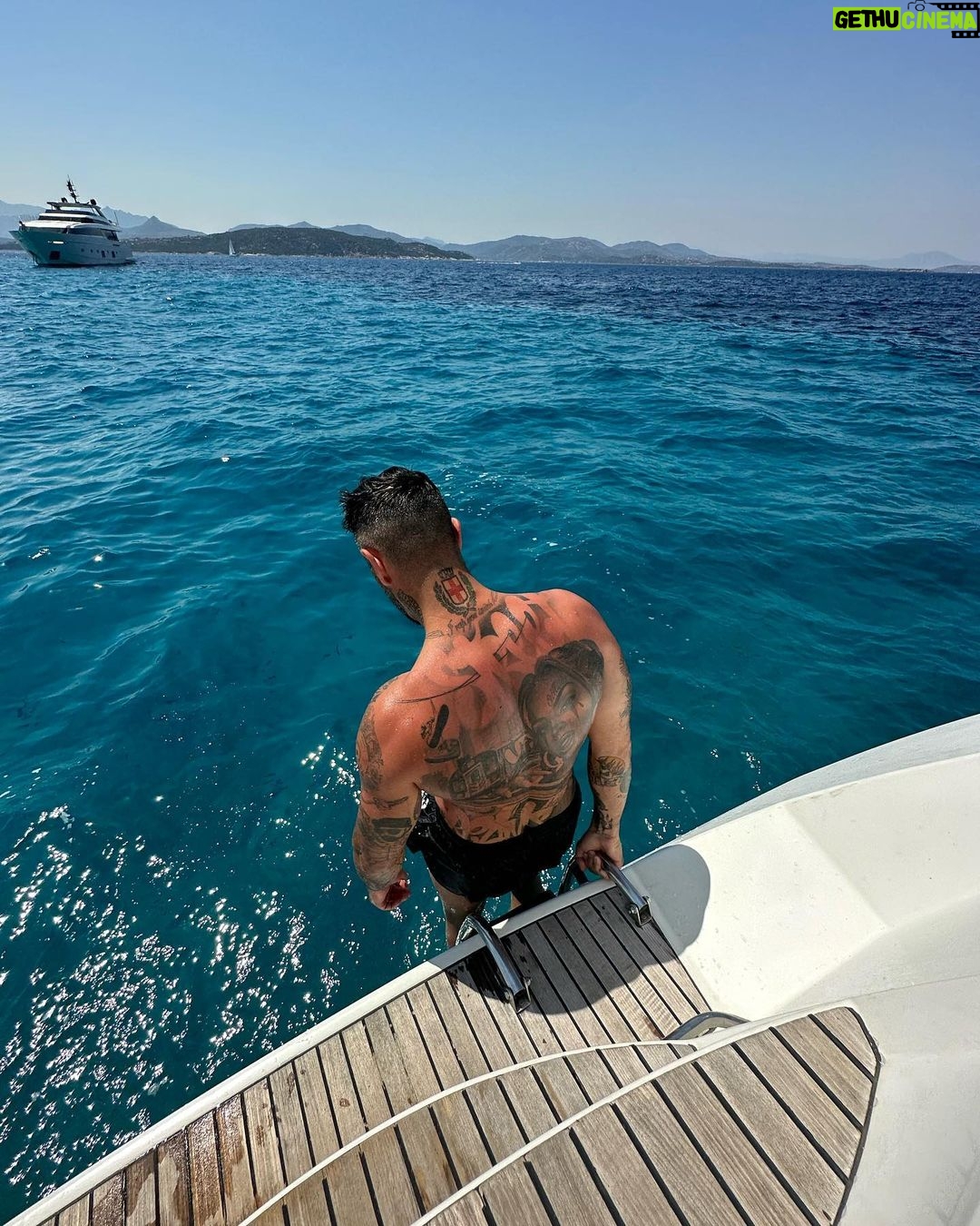 Emis Killa - 105.9K Likes - Mezza scena è uscita dal mio cazzo, mo’ mi chiama “papà” 🤷🏻♂️
