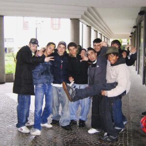 Emis Killa Instagram - Da quando ho iniziato a rappare, questa credo sia in assoluto la foto più vecchia che ho. Anno 2006. Con la mia prima cricca di freestyler sotto i portici di Desio. Povero come lammerda e con un sogno gigante. Lancerei le collane dal finestrino per tornare a quei giorni.