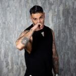 Emis Killa Instagram – Il forum è ufficialmente sold out. Prima ancora di uscire col disco. Ho deciso che non aprirò una seconda data perché la fiducia dei miei fan più intimi va premiata con l’esclusività. Grazie a chi ci sarà.
Questa settimana “EFFETTO NOTTE” sarà vostro. Inizia il countdown.
Ps: nel carosello trovate anche le date e i luoghi degli unici instore che farò. Sto arrivando for real. 🇮🇹