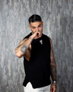 Emis Killa Instagram - Il forum è ufficialmente sold out. Prima ancora di uscire col disco. Ho deciso che non aprirò una seconda data perché la fiducia dei miei fan più intimi va premiata con l’esclusività. Grazie a chi ci sarà.
Questa settimana “EFFETTO NOTTE” sarà vostro. Inizia il countdown.
Ps: nel carosello trovate anche le date e i luoghi degli unici instore che farò. Sto arrivando for real. 🇮🇹
