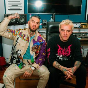 Emis Killa Instagram - Per un motivo o per un altro, Mauri finisco sempre per coinvolgerlo nella mia musica. Ci sono pezzi su cui sta bene solo lui. Inoltre, sapevo per certo che il cinema fosse una passione comune.
Quindi sono passato a trovarlo in studio, abbiamo detto cazzate, gli ho riempito il tavolo di tag, infine me ne sono andato con la sua strofa sul pezzo.
Grazie per la 16 memorabile che hai scritto quel pomeriggio per me brother. Sei un artista con la A maiuscola.