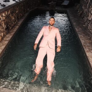 Emis Killa Instagram - + 33 ❗️
La foto non c’entra un cazzo ma non avevo altro da postare.  Grazie a tutti per gli auguri. 🖤