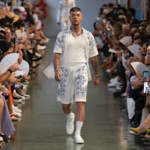 Emis Killa Instagram - Camminata da strada ma è fashion shit.