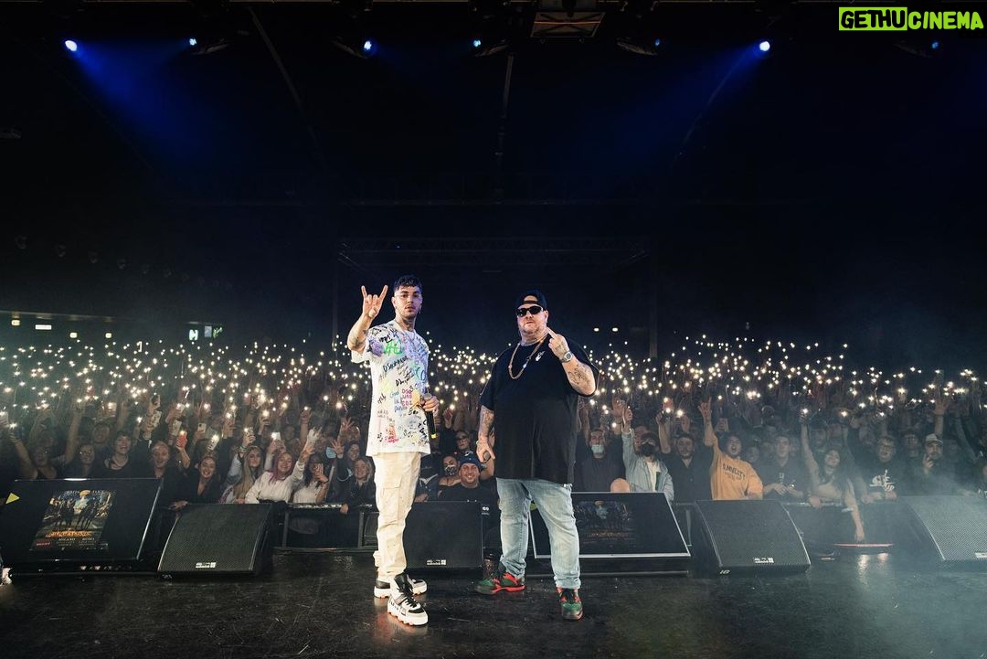 Emis Killa - 108.9K Likes - E anche la seconda data di Milano è andata. Tornare sul palco è stato incredibile. Grazie agli ospiti che sono venuti a suonare con noi, agli amici che ci sono passati a trovare e soprattutto grazie a voi che ci avete fatto esplodere i timpani. 🔊 17 babeeeeee.