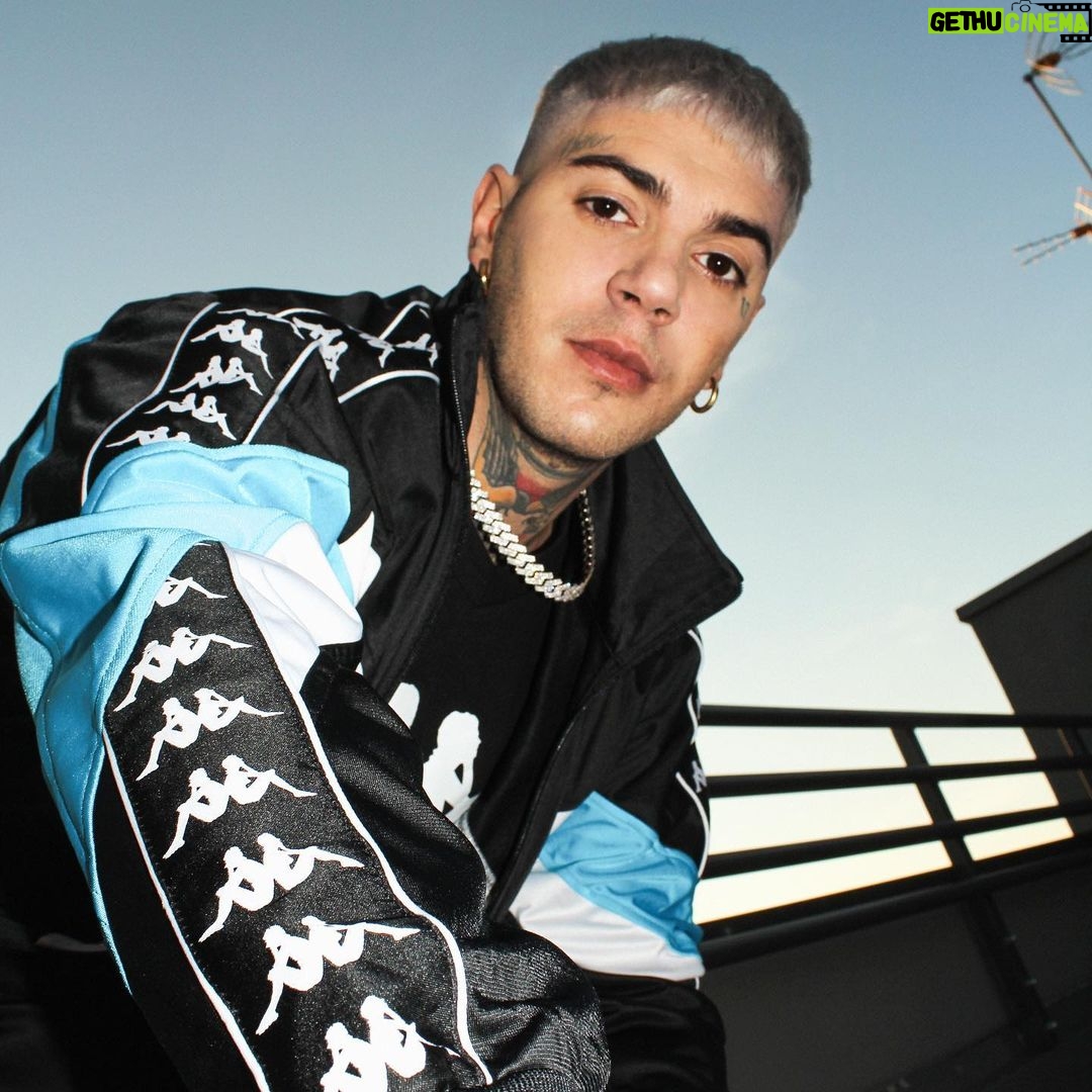 Emis Killa - 80.9K Likes - Sono la prova vivente che a fare il vincitore non è la carta vincente, ma il giocatore #KeepPerforming @kappa #Kappa