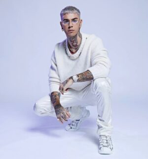 Emis Killa Instagram - Whitey bulger. 

“17” la dark edition è il disco più venduto in italia, e quindi primo in classifica. Grazie zanzas. 🗡
