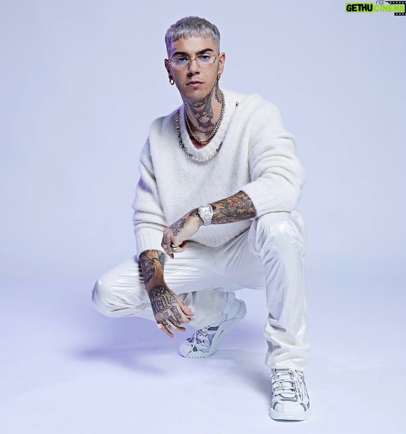 Emis Killa Instagram - Whitey bulger. “17” la dark edition è il disco più venduto in italia, e quindi primo in classifica. Grazie zanzas. 🗡