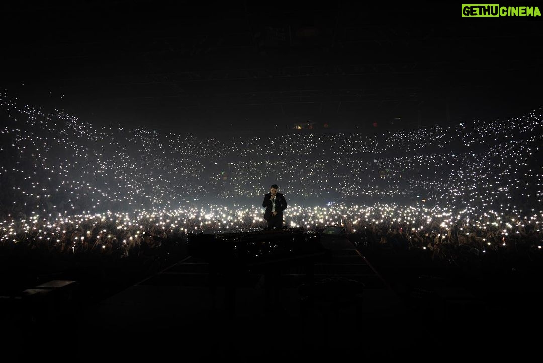Emis Killa - 82.5K Likes - Ieri sera si è concluso il tour, quindi non posso fare altro che ringraziare tutti coloro che sono venuti a trovarmi e a fare bordello sotto al palco. Ora è tempo di chiudersi nuovamente in studio. Per il momento pompatevi gli inediti nella deluxe di effetto notte. I love u all!
Ps: le foto in orizzontale le ho sempre schifate, ma in questo caso ci stava. ✨
One love!