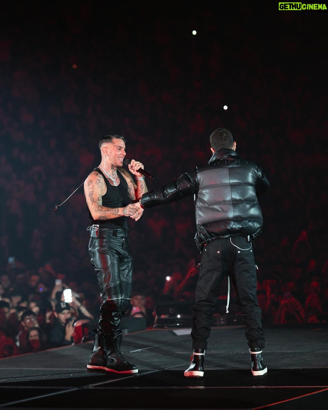 Emis Killa - 84.4K Likes - Il tour è iniziato e un po’ di amici sono già passati a trovarmi.
Stasera Napoli (casa della musica)
domani Roma (orion)
Ultime ore per prendere i biglietti. Link nelle mie storie ❤️