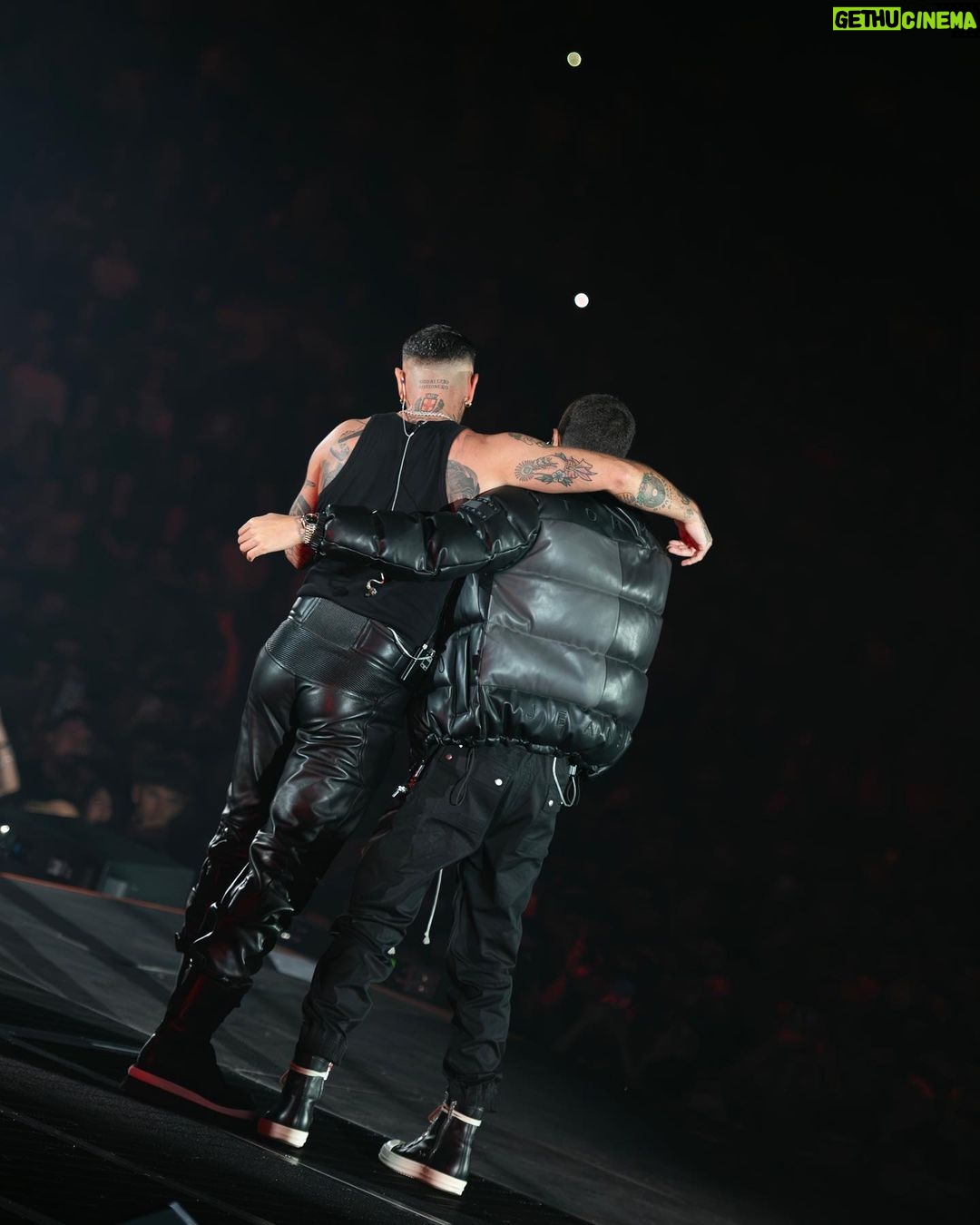 Emis Killa - 84.4K Likes - Il tour è iniziato e un po’ di amici sono già passati a trovarmi.
Stasera Napoli (casa della musica)
domani Roma (orion)
Ultime ore per prendere i biglietti. Link nelle mie storie ❤️