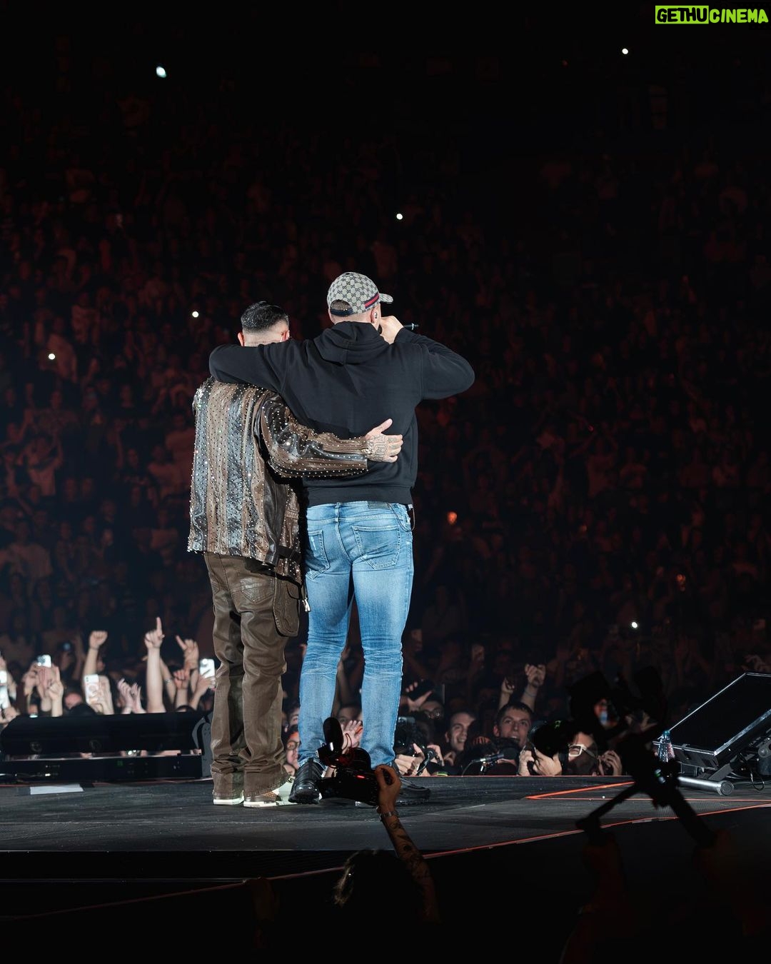 Emis Killa - 84.4K Likes - Il tour è iniziato e un po’ di amici sono già passati a trovarmi.
Stasera Napoli (casa della musica)
domani Roma (orion)
Ultime ore per prendere i biglietti. Link nelle mie storie ❤️
