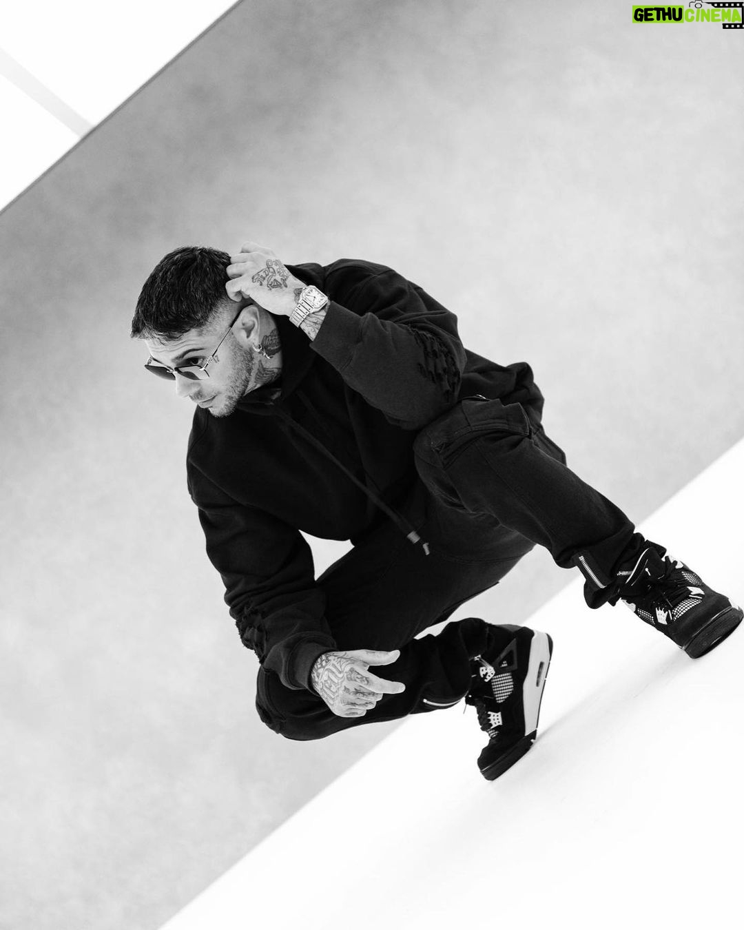 Emis Killa Instagram - Ho portato un po’ di Italia a Londra, “MASERATI” la live performance per @vevo_it Ctrl è online ora 🇮🇹🇬🇧💨