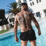 Emis Killa Instagram – Gonfio questi rapper come il botox/li mando al tappeto come Lennox.
Sardinia i love u, see u the next summer.