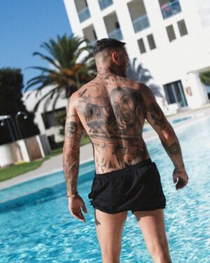 Emis Killa Instagram - Gonfio questi rapper come il botox/li mando al tappeto come Lennox.
Sardinia i love u, see u the next summer.