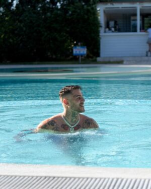Emis Killa Instagram - Gonfio questi rapper come il botox/li mando al tappeto come Lennox.
Sardinia i love u, see u the next summer.